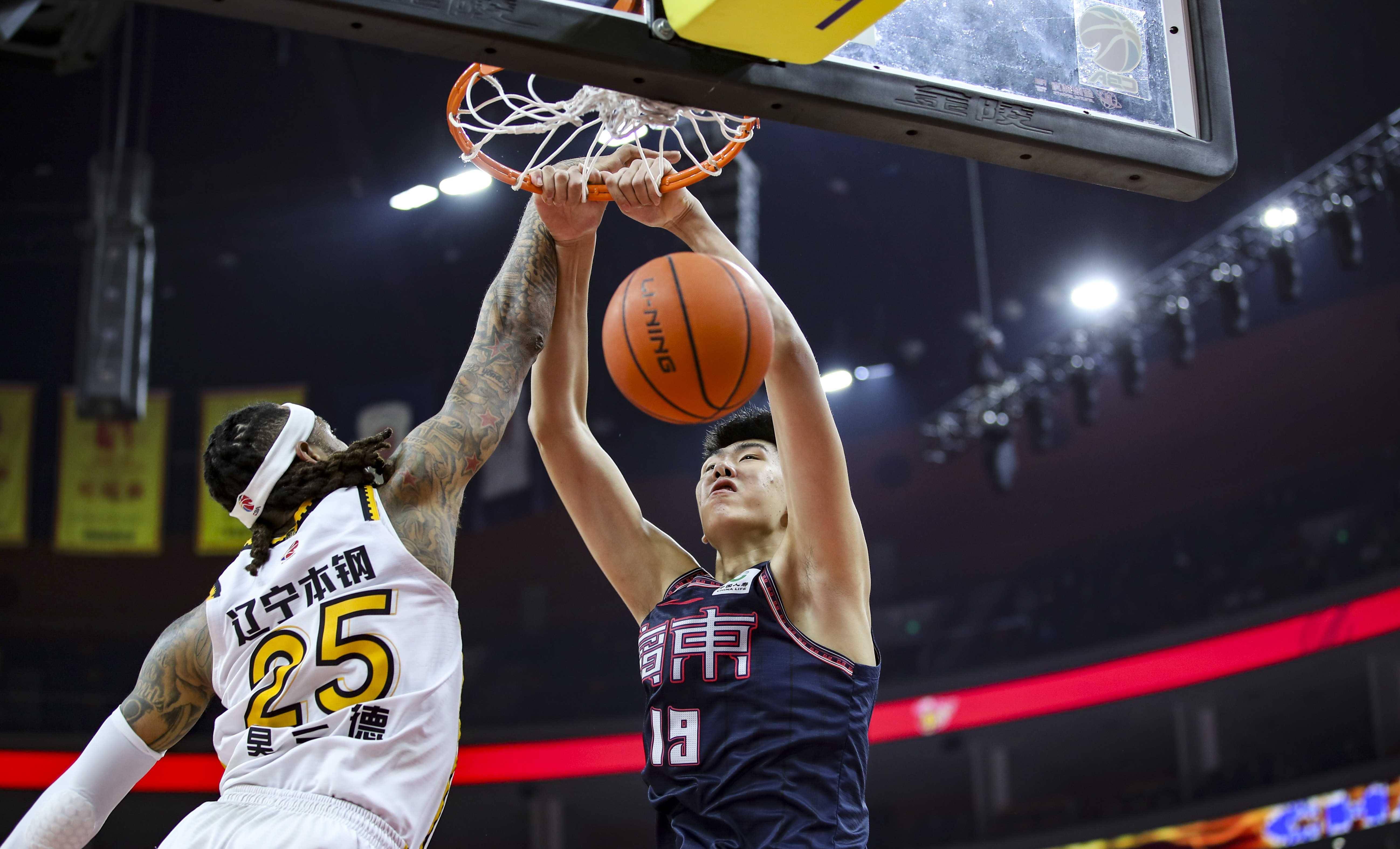 篮球比赛胜负难分，现场气氛火爆