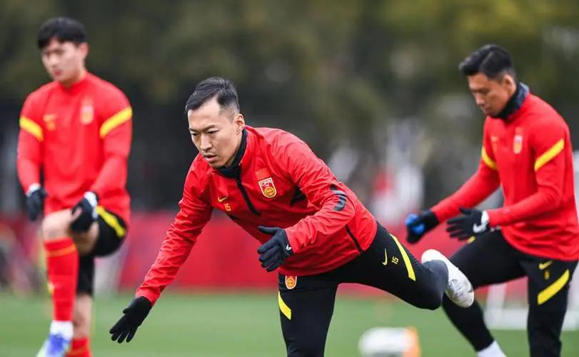 拼搏在足球场上，球员努力争胜