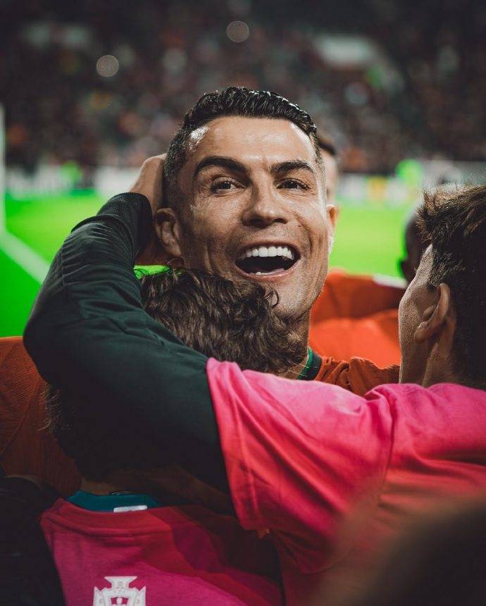 队长梅开二度带领球队大胜，实现逆袭复仇