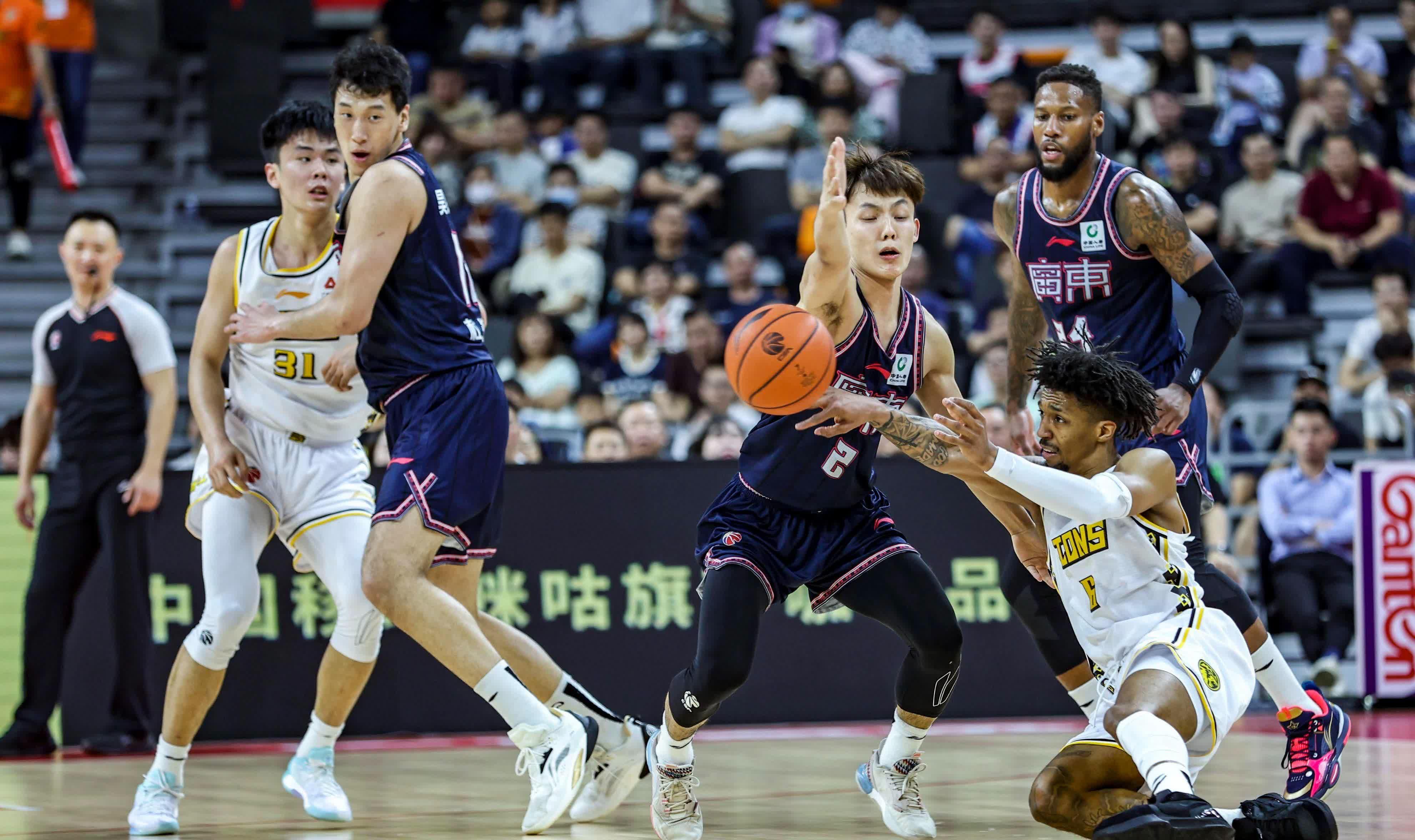 广州队在最新比赛中大胜对手，继续领跑的简单介绍