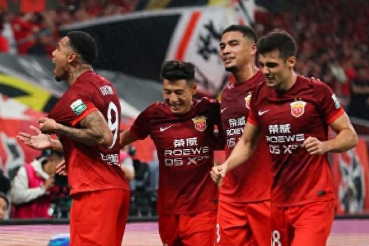 足球教练发表战术,希望球队努力拿下胜利 足球教练发表战术,希望球队努力拿下胜利