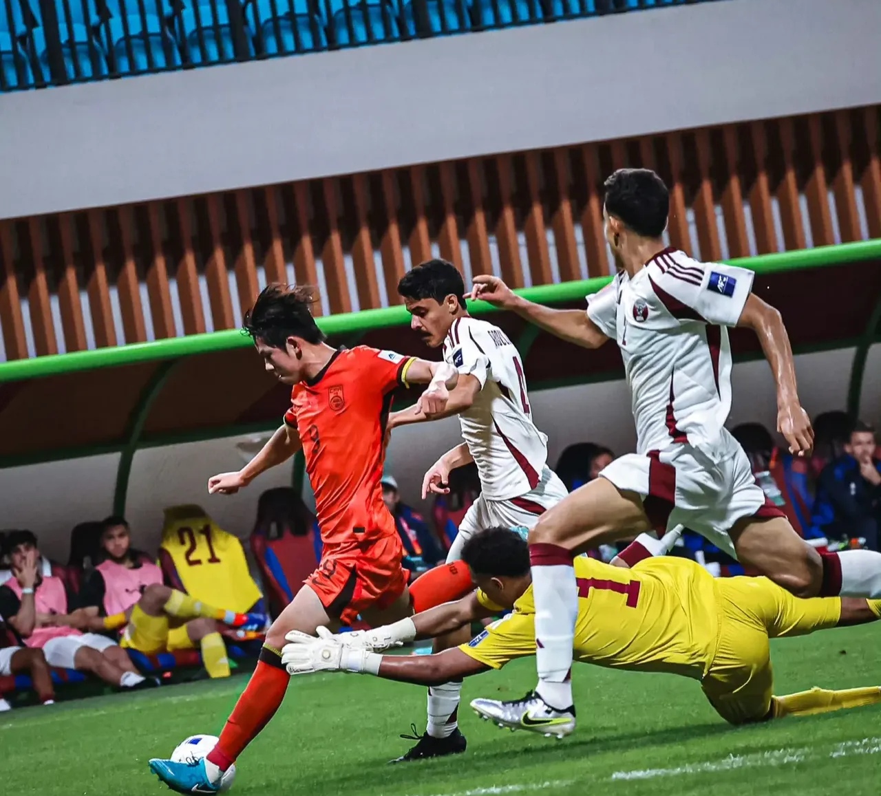 拼尽全力，亚洲足球比赛的势均力敌的简单介绍