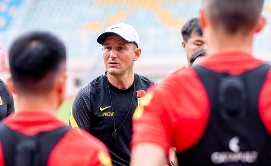 关于临时主帅赛场指挥出色，率队取得胜利的信息