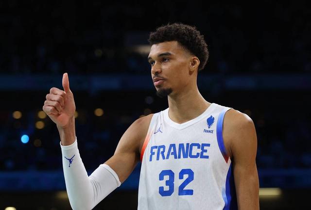 包含阿尔德里奇无球领导球队反击，马刺登西部第五的词条