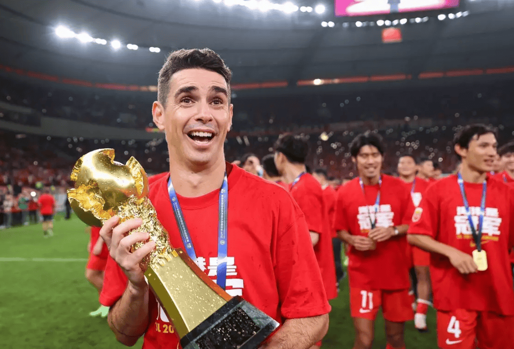 足球赛事完美收官，卫冕冠军闪耀全场
